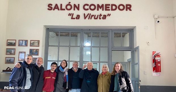 En la imagen se ve el texto "La Viruta" en lo alto de la pared. Abajo, están varias de las personas que asistieron a la inauguración.